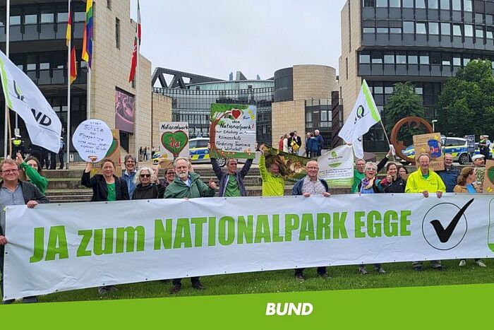 BUND und Bündnis "Wildschön" werben vor dem Landtag in Düsseldorf für einen Nationalpark Egge